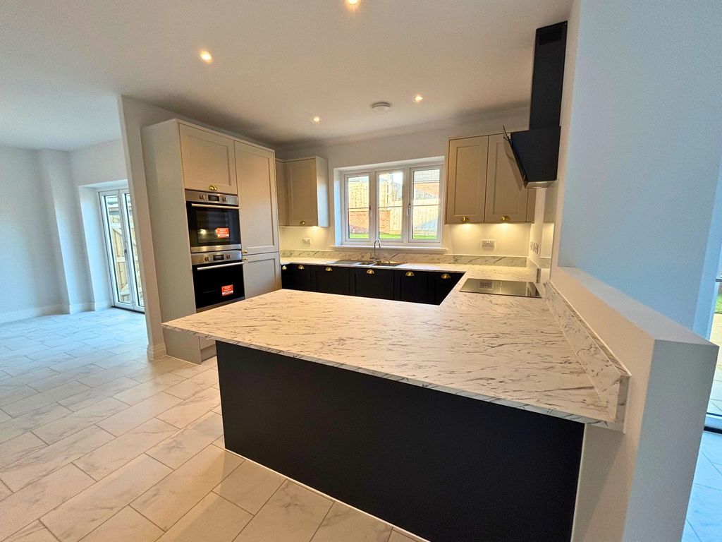 Property photo 2 of 31 Kitchen/Diner