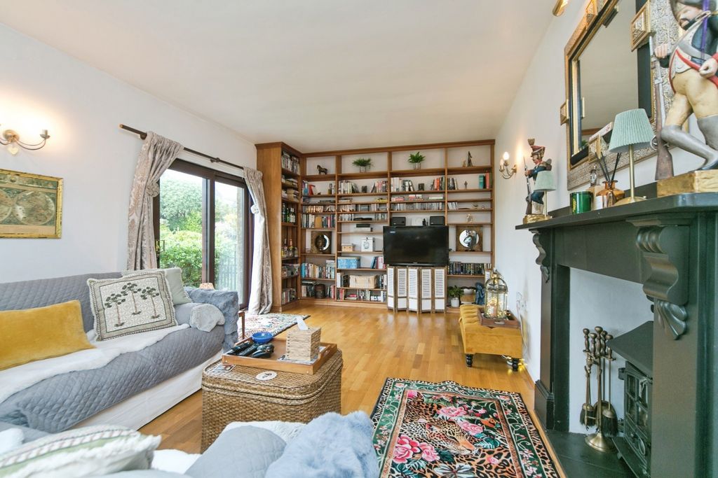Property photo 3 of 21 Pbox-Img.Jpg