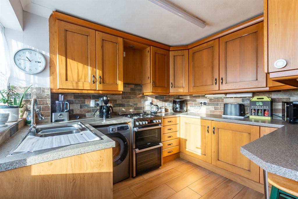 Property photo 3 of 16 Kitchen