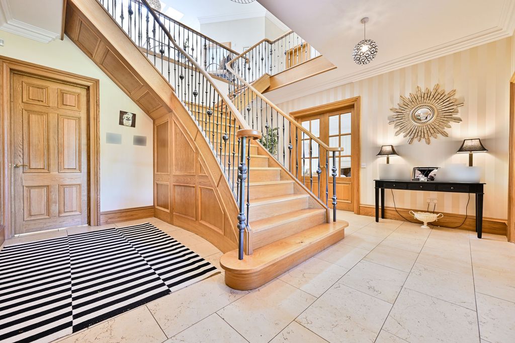 Property photo 2 of 34 Entrance Hallway