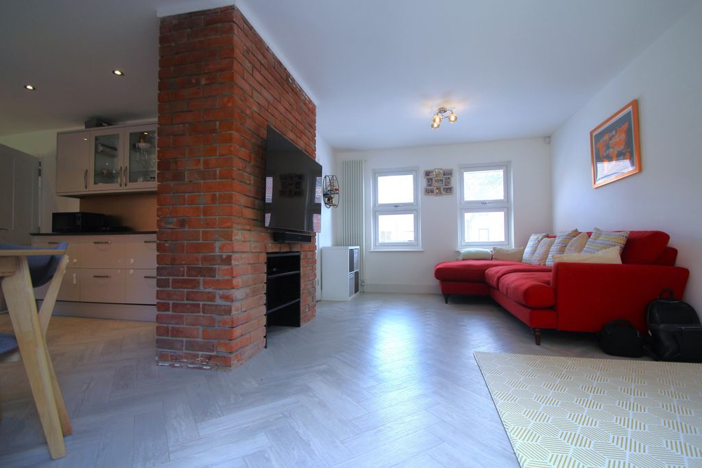 Property photo 2 of 25