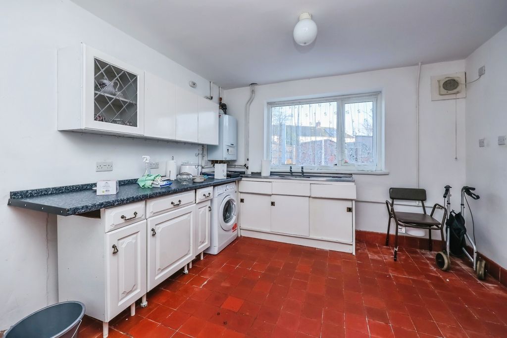 Property photo 3 of 9 Kitchen