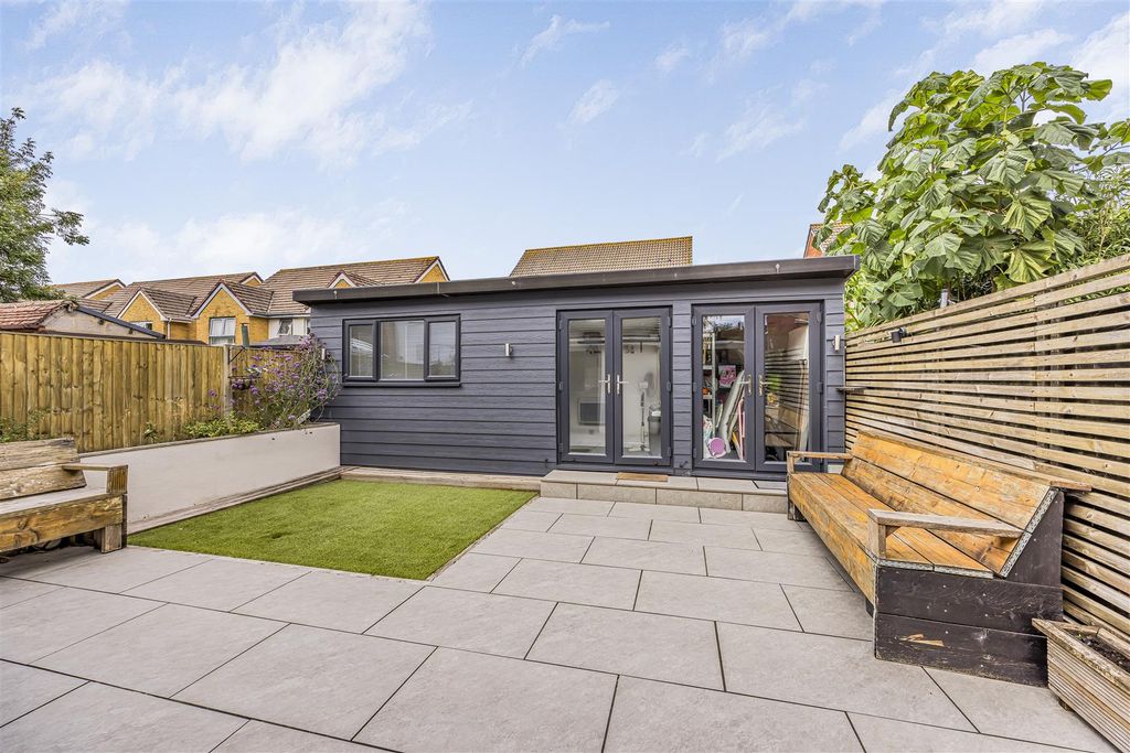 Property photo 3 of 27 7 Spinney Close, Waterlooville-Porticomarketing-So