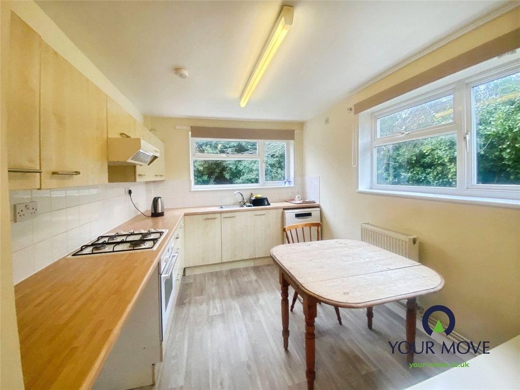 Property photo 3 of 12 Kitchen