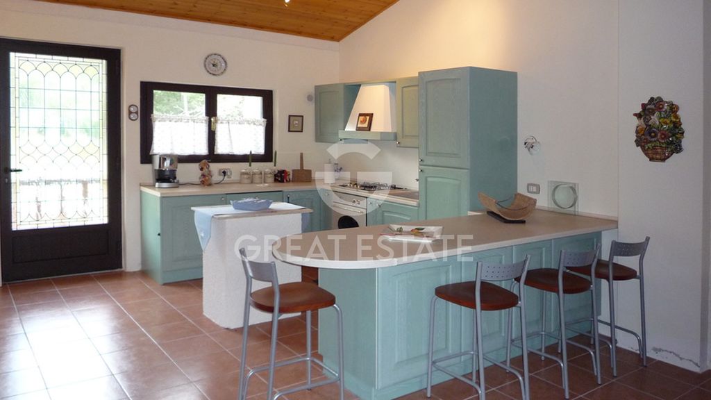 Property photo 2 of 36 Interiors