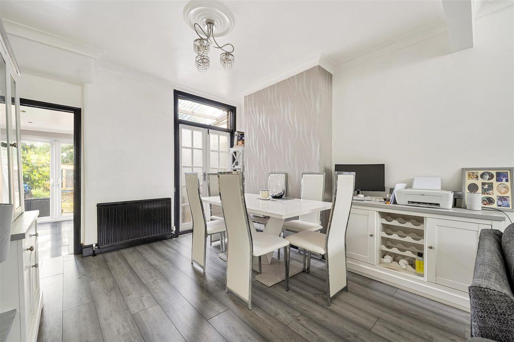 Property photo 3 of 24 Lyndhurst Road, E4