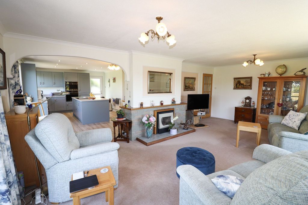 Property photo 2 of 34
