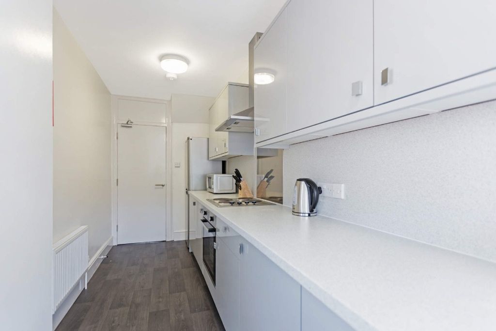 Property photo 2 of 13 A Modern And Tidy Kitchenette Equipped With Essent...