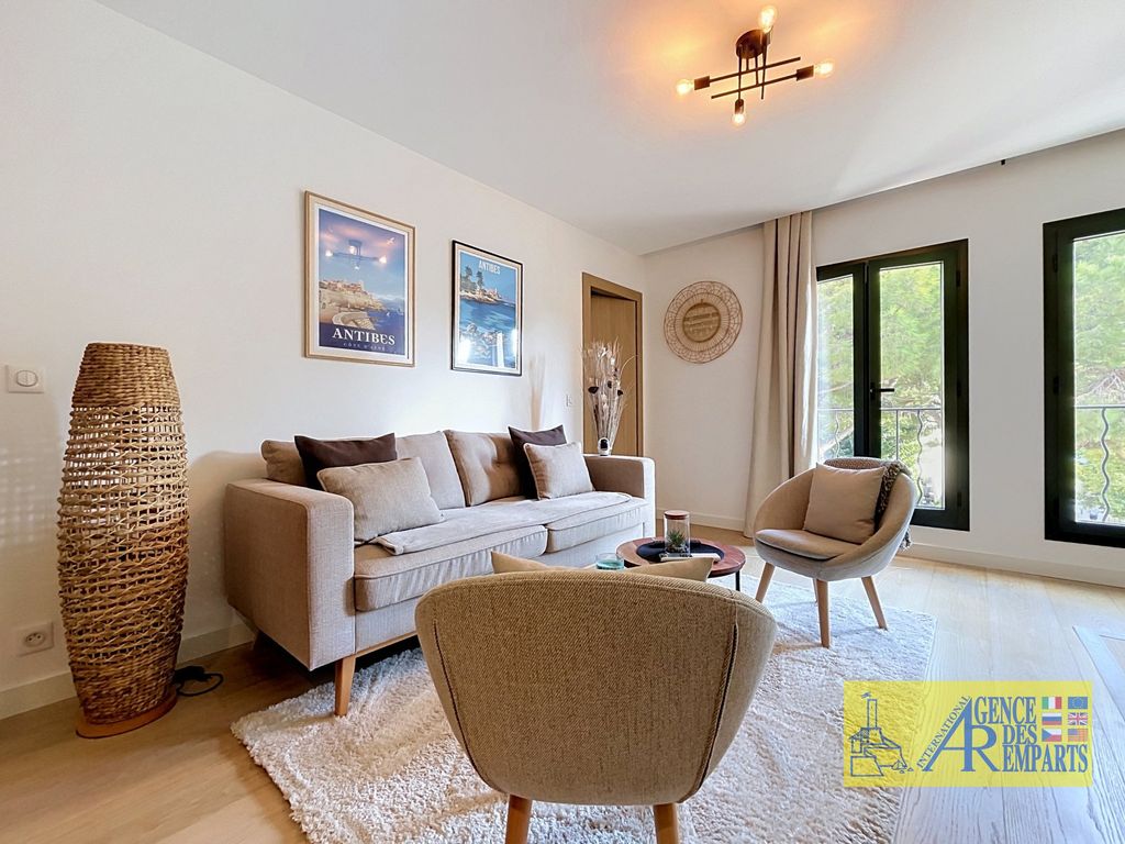 Property photo 1 of 17 Charming 2-Bedroom Flat In Old Antibes, 47.61 m²