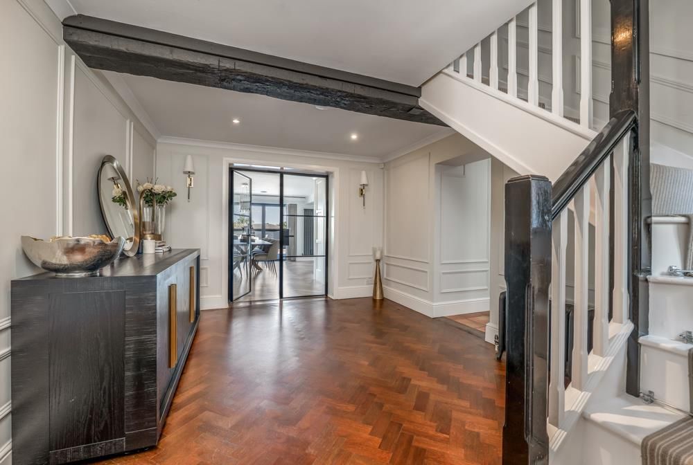 Property photo 3 of 27 Entrance Hall