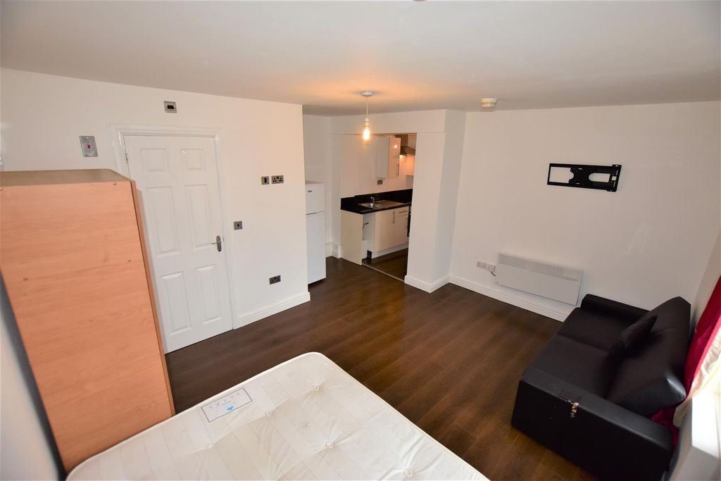 Property photo 3 of 5 Lounge/Bedroom