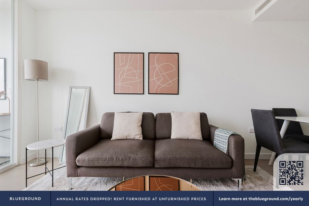 Property photo 3 of 32 Living Room