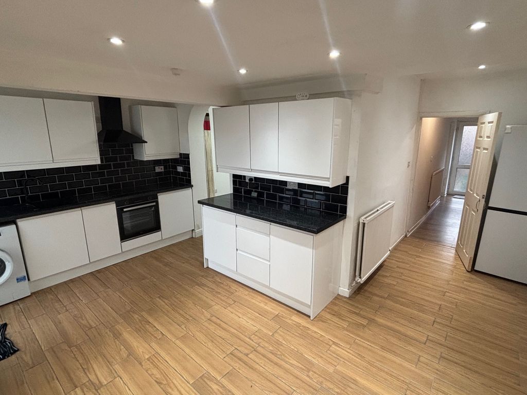 Property photo 3 of 10 Kitchen