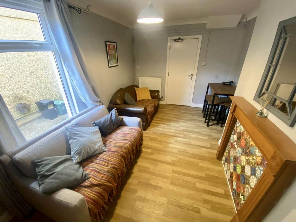 Property photo 3 of 17 Lounge 1