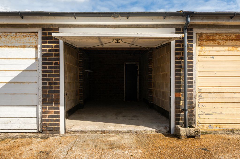 Property photo 3 of 9 1520321-8-1A0A571...