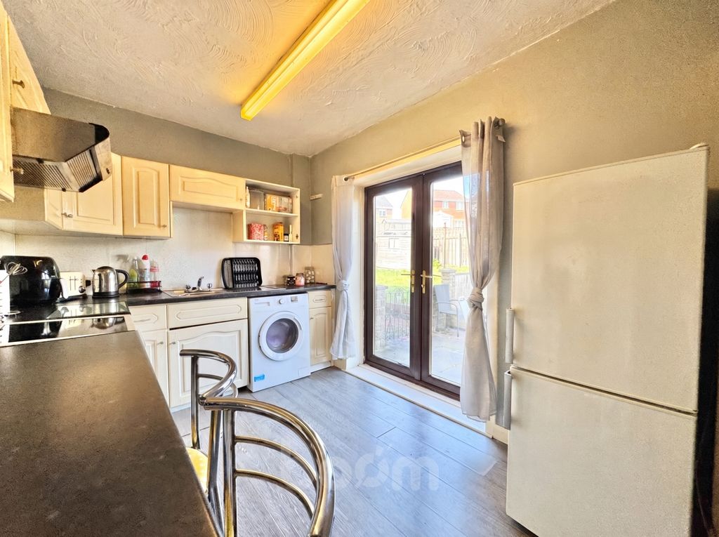 Property photo 3 of 18 Reid Avenue, Dalry Kitchen