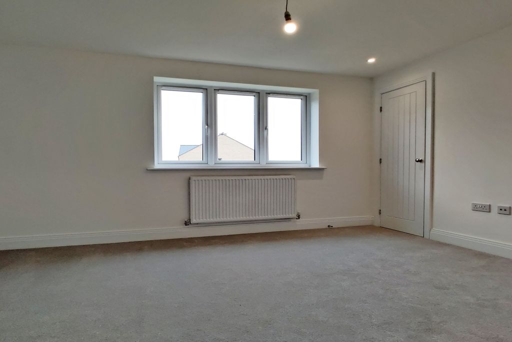 Property photo 3 of 10 Bedroom