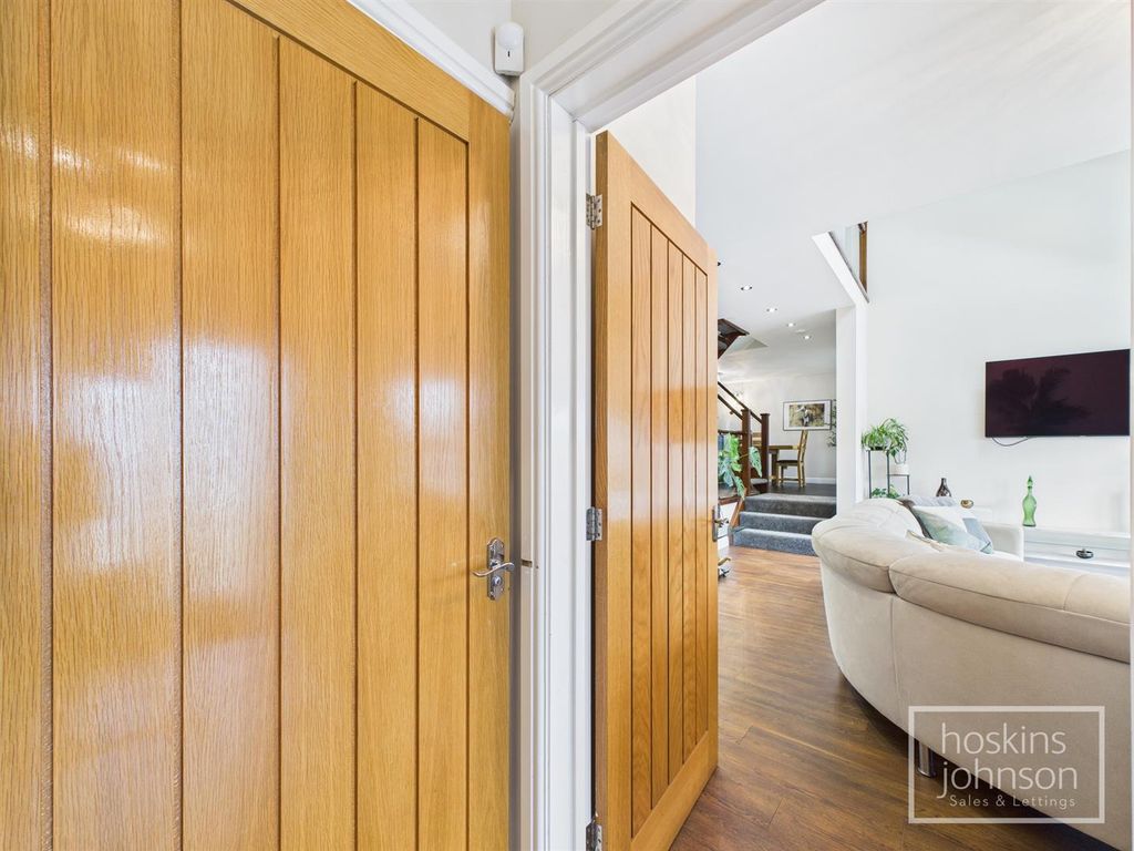 Property photo 2 of 40 Entrance Hall