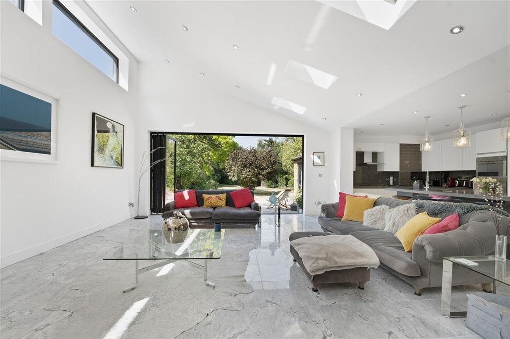 Property photo 2 of 33