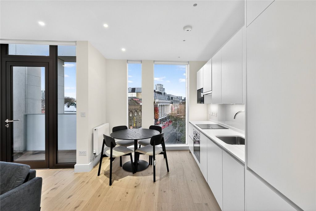Property photo 3 of 18 Reception/Kitchen