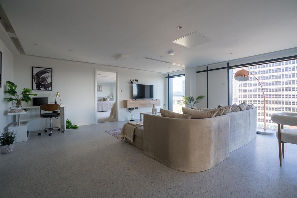 Property photo 3 of 11 Bright Modern Lounge With City Views And Desk...