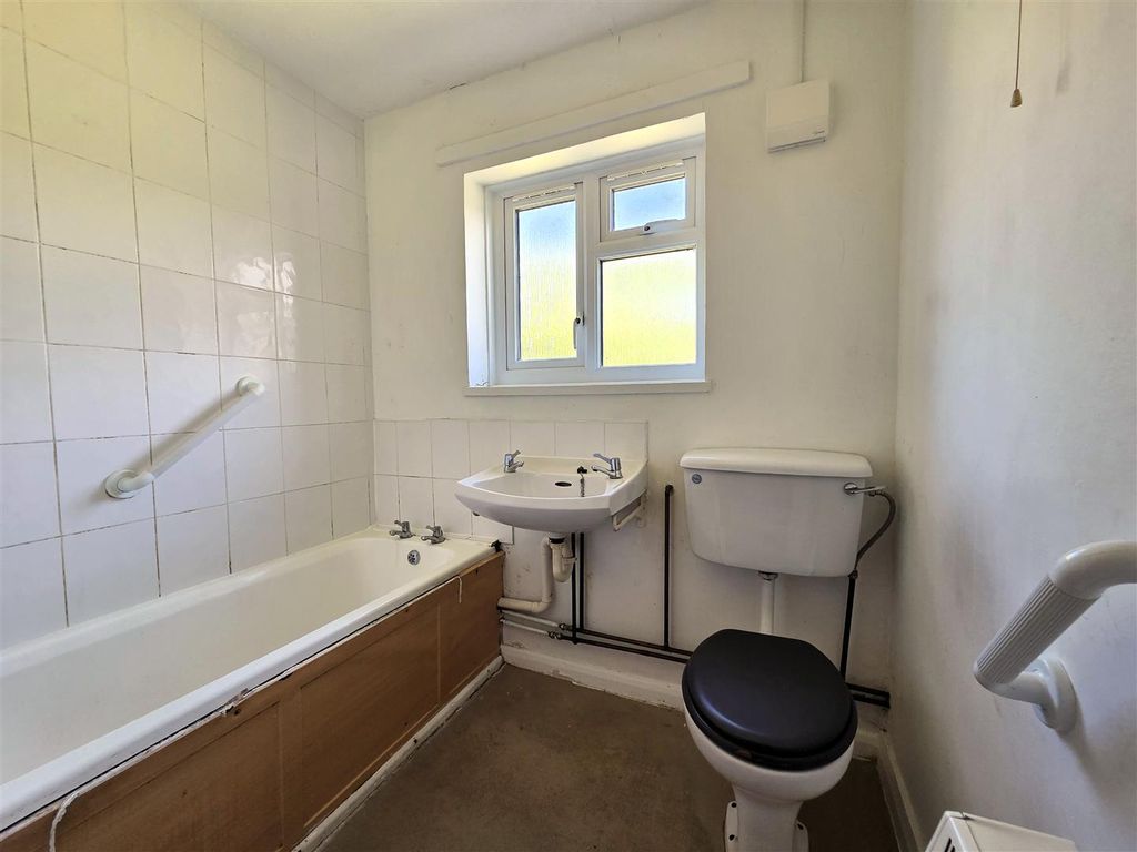 Property photo 3 of 11 8 Pottows - Bathroom.Jpg