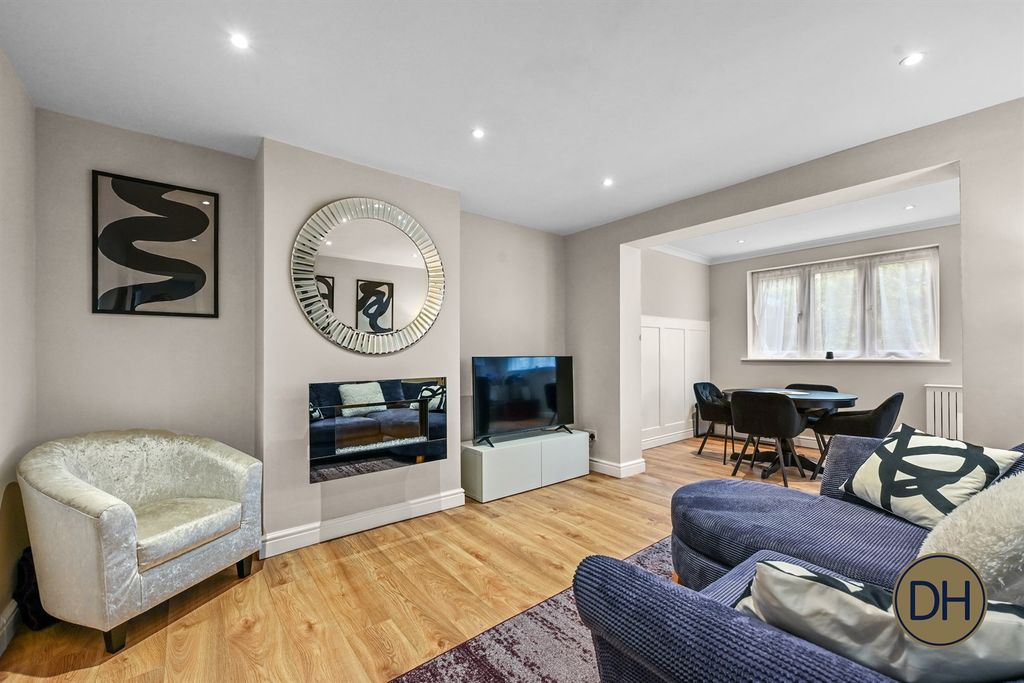 Property photo 2 of 33 Princes Close
