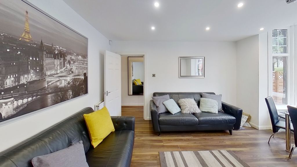 Property photo 2 of 11 Estcourt-Terrace-Living-Room.Jpg