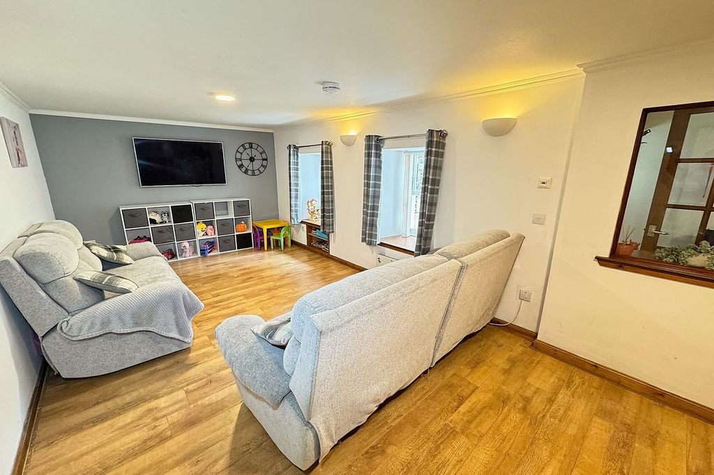 Property photo 2 of 17 Lounge