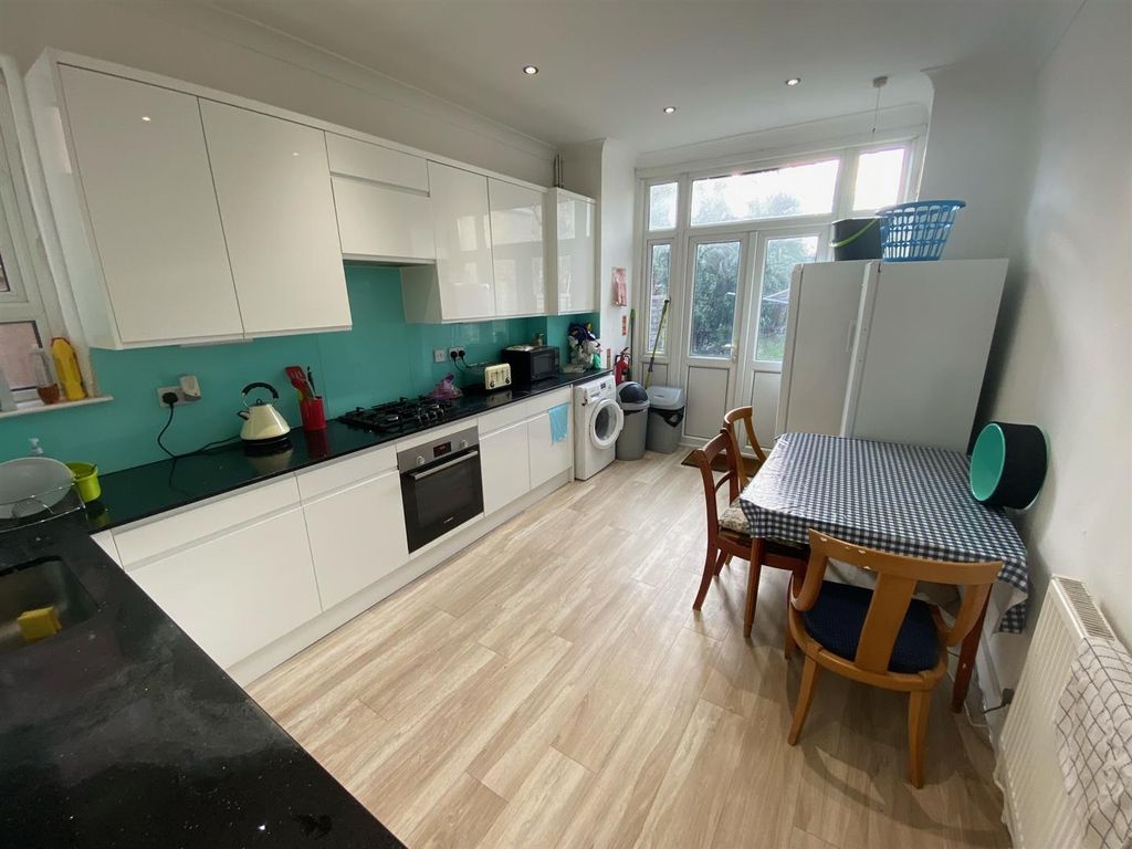 Property photo 3 of 7 Shared Kitchen