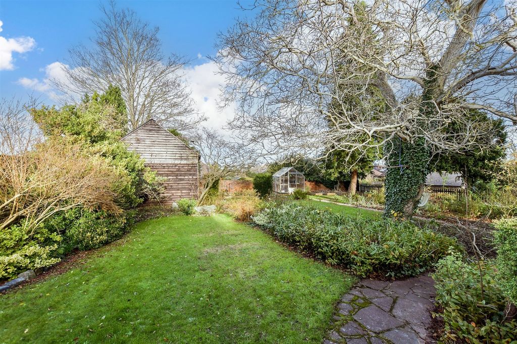 Property photo 1 of 18 Side Garden