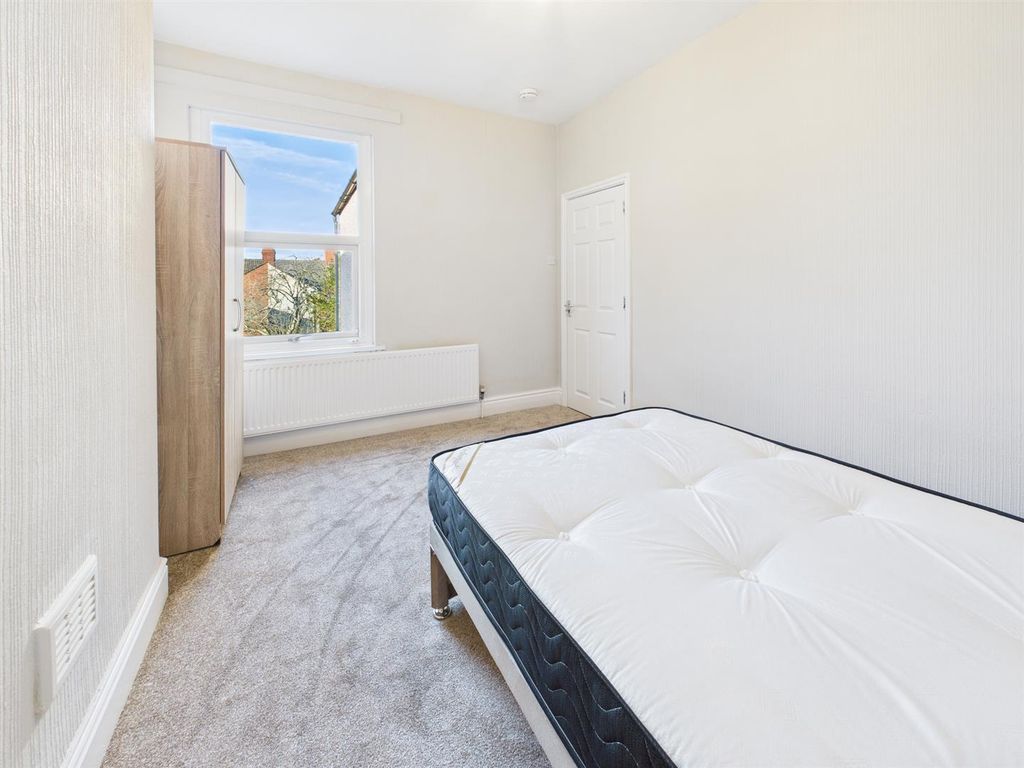 Property photo 3 of 9 Room 4