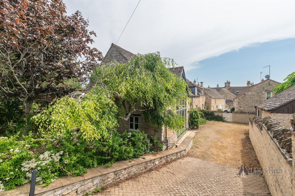 Property photo 2 of 37
