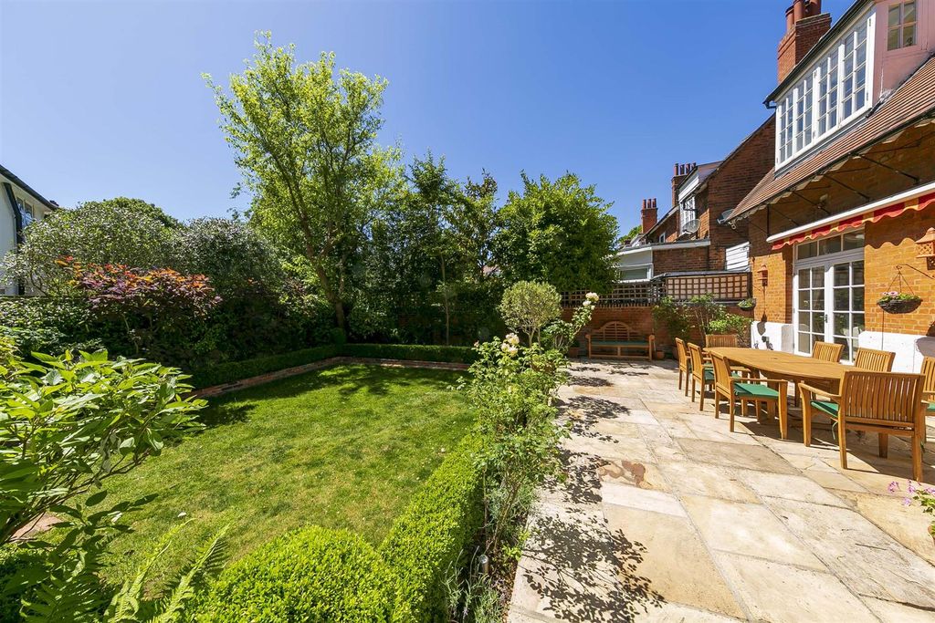 Property photo 3 of 17 8 Blenheim Road- Terrace 3 - Lr.Jpg