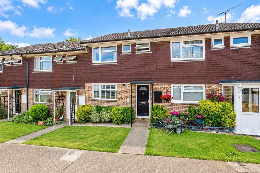 Property photo 1 of 20 Charming Summer Terraced Houses.Png