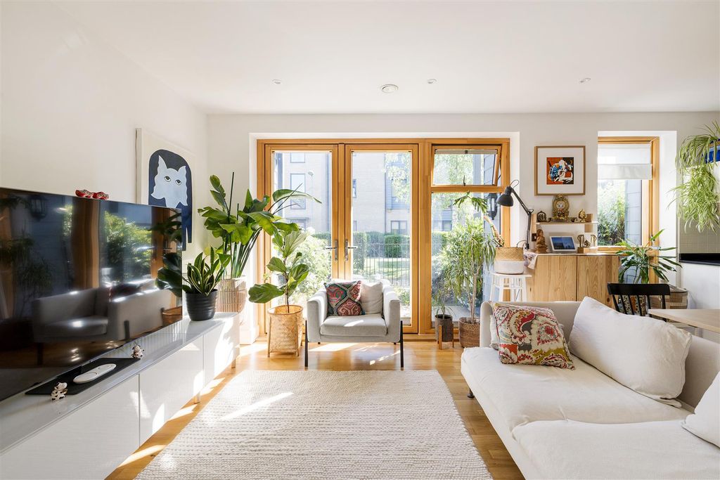Property photo 1 of 27 Sycamore Place, Ig7