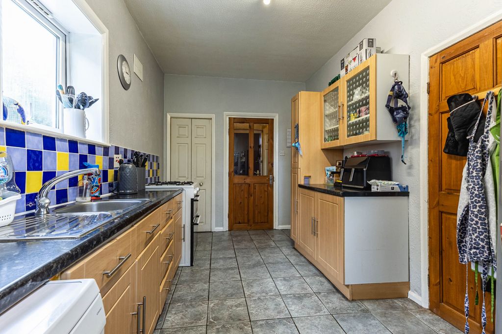 Property photo 3 of 17 Kitchen