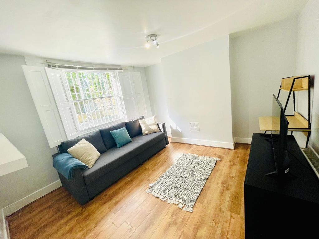 Property photo 1 of 22 Charming 2-Bedroom Flat In Dalston With Private Garden &amp; Free Wi-Fi
