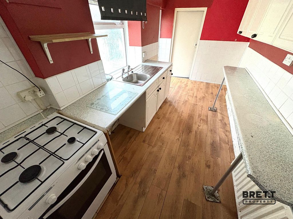 Property photo 2 of 10 Kitchen