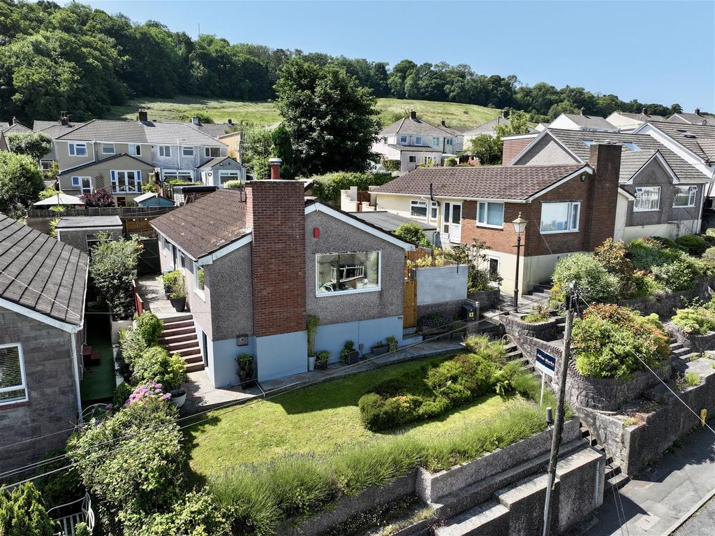 Property photo 1 of 17 Merafield Road