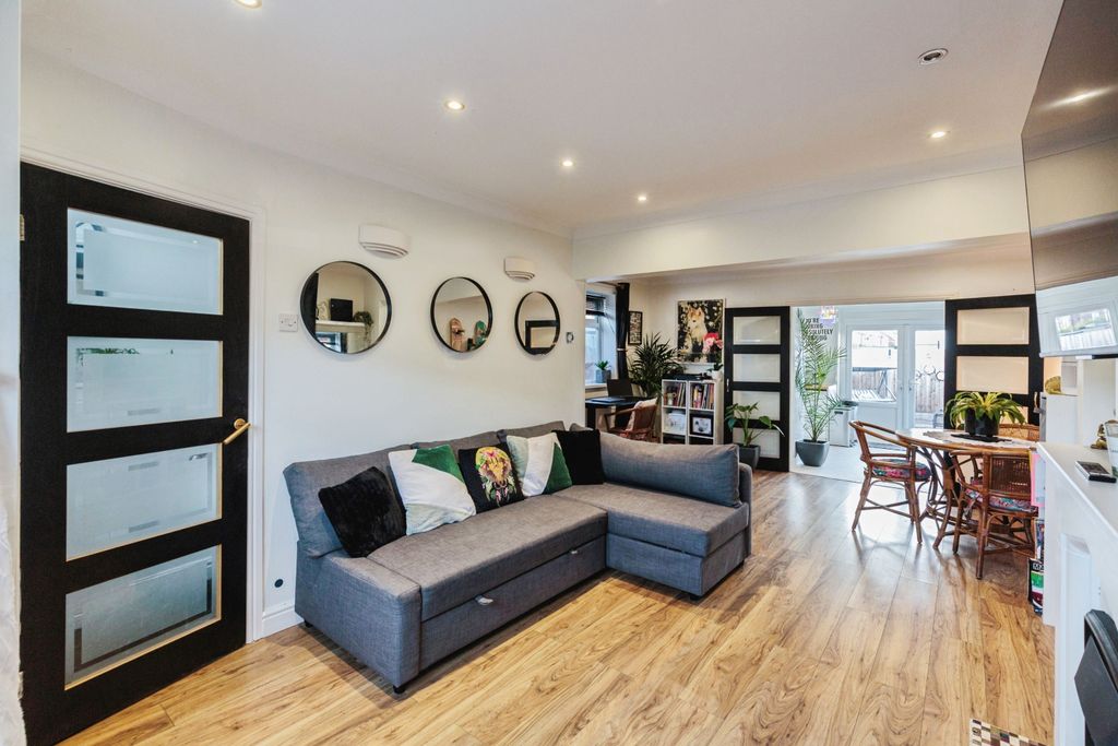 Property photo 3 of 20 Lounge Area