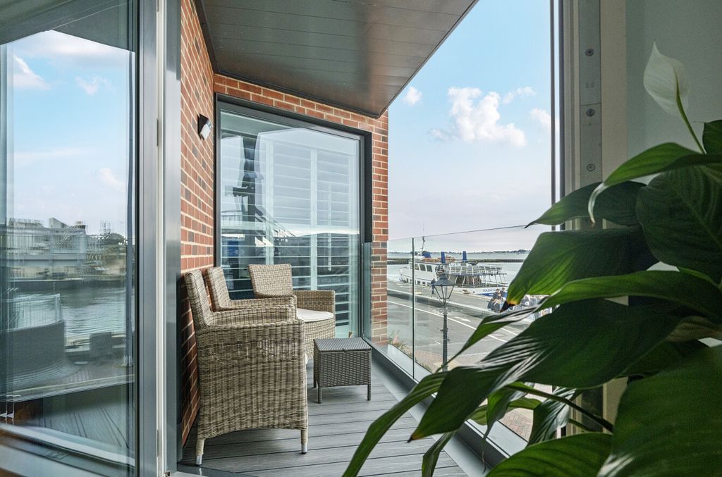 Property photo 1 of 18 Balcony