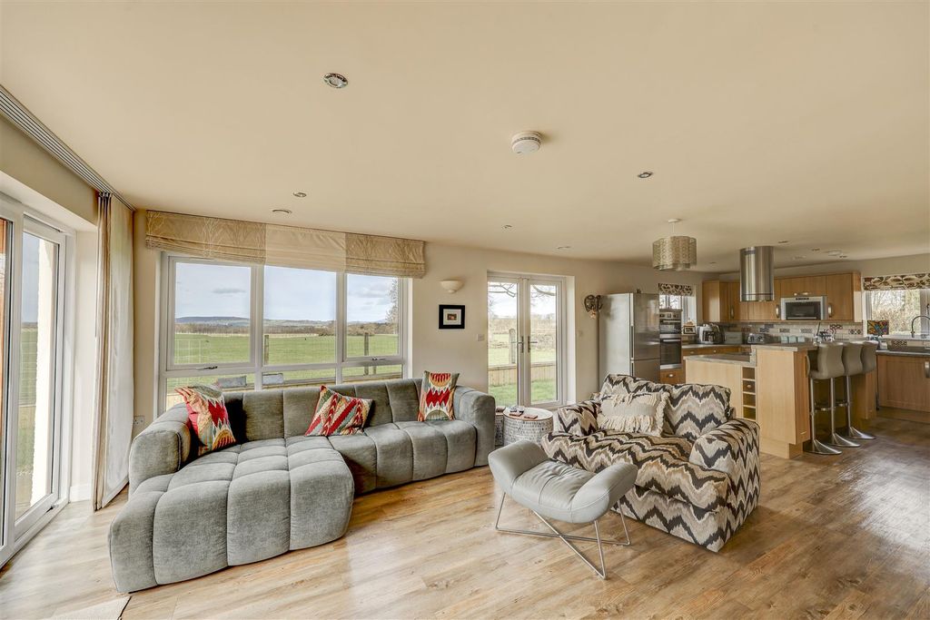 Property photo 3 of 26 Lounge