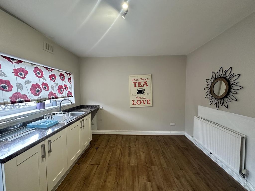 Property photo 3 of 9 Kitchen