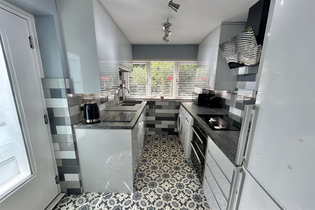 Property photo 3 of 12 Kitchen