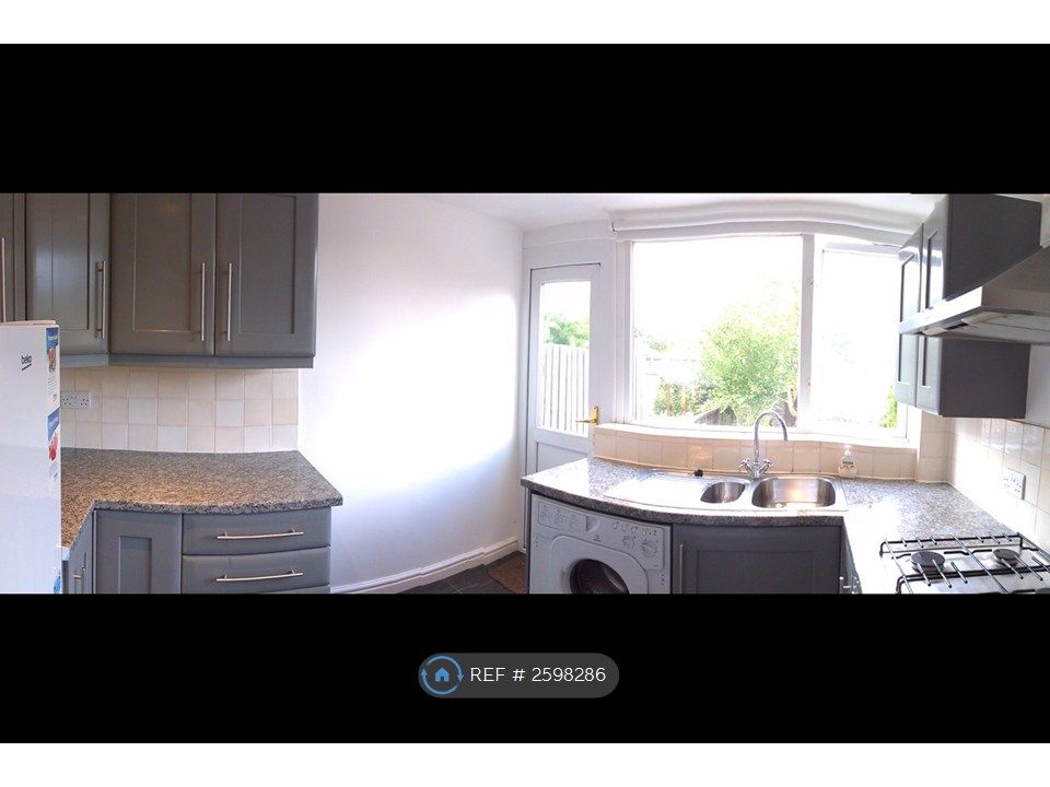Property photo 3 of 12 Kitchen