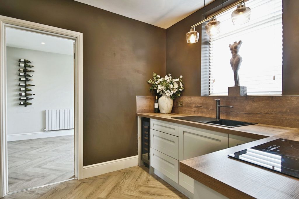 Property photo 3 of 15 4299647
