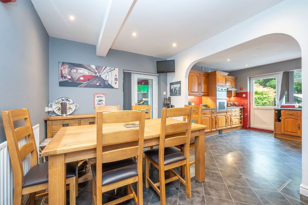 Property photo 3 of 27