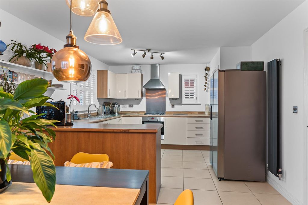 Property photo 2 of 22 8 Brackendale Close-6.Jpg