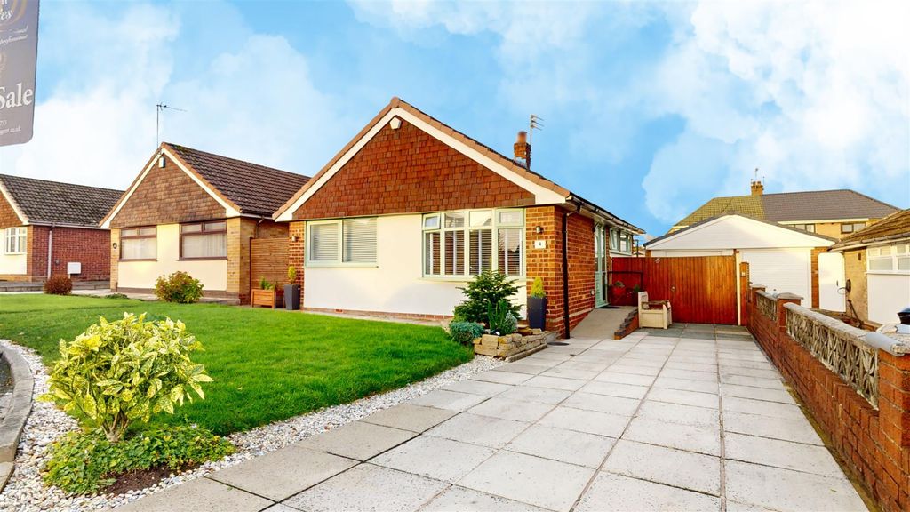 Property photo 1 of 32 Severn Close For Sale